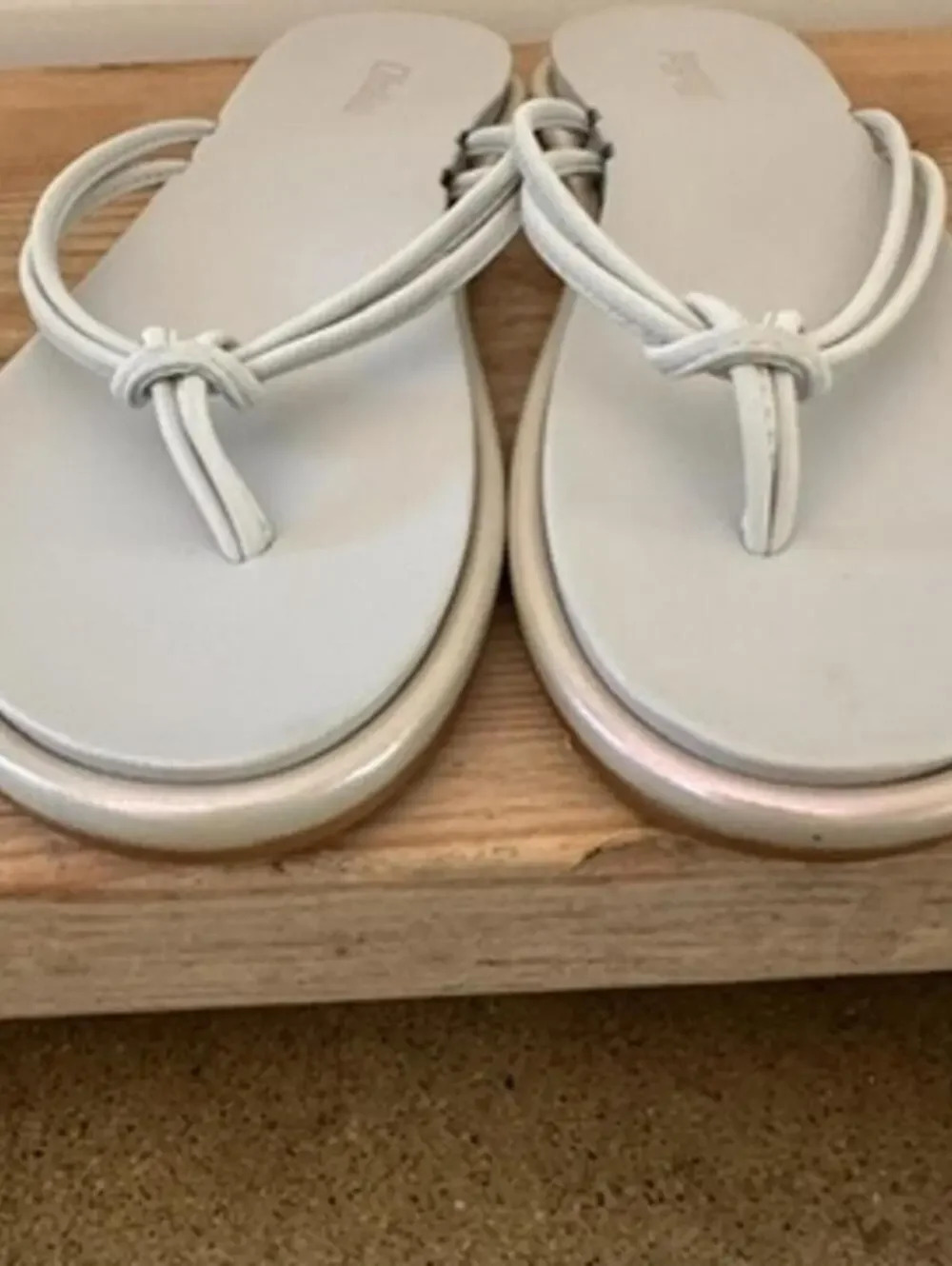 OluKai Aka Women's Size 7 flip-flop Silver Sandals Knotted